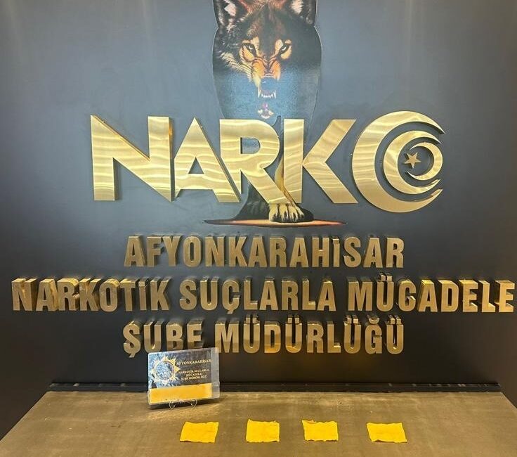 Durdurulan araçtan 5 adet uyuşturucu madde bulundu Afyonkarahisar İl Emniyet Müdürlüğü görevlilerince uygulama noktasında durdurulan bir otomobil