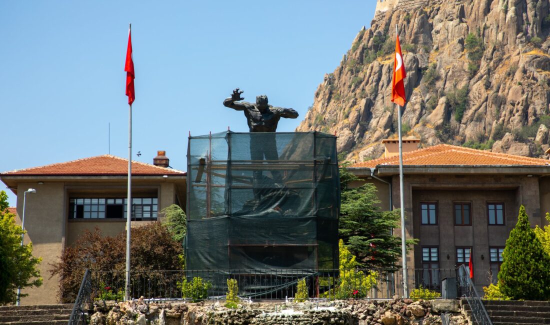 Afyonkarahisar Belediyesi, kentin simge yapılarından biri olan Utku Anıtı’nın restorasyon