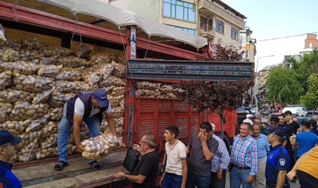 Sandıklı’da bir üretici, tarlasında yetiştirdiği patatesleri çuvallarla vatandaşa dağıttı. İhlas