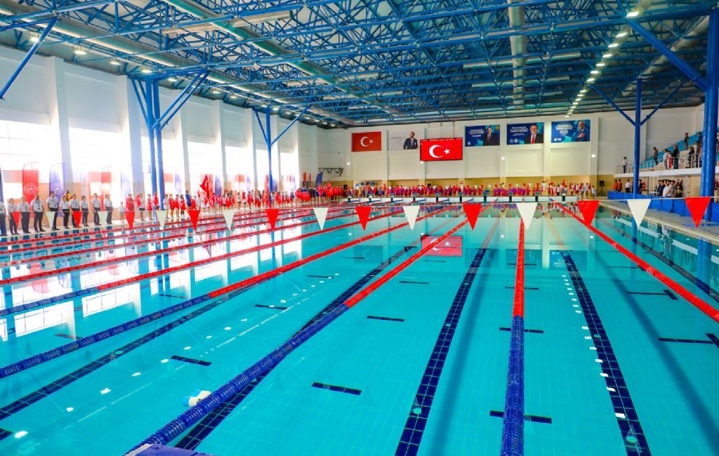 Sinanpaşa ilçesinde yapımı tamamlanan yüzme havuzu, 6 Ağustos Çarşamba günü