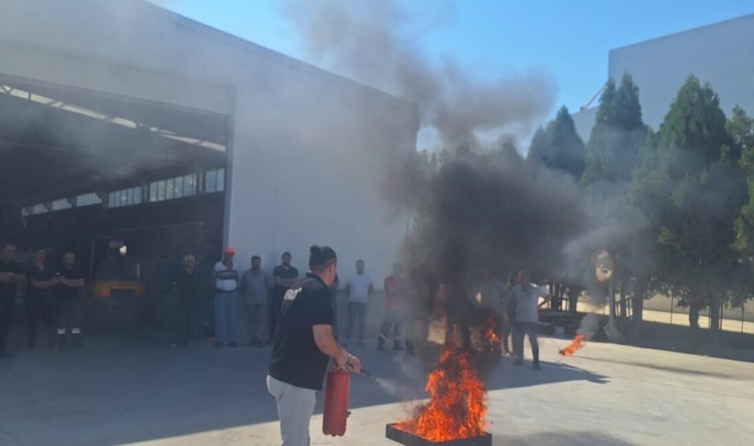 AFAD’dan afet ve yangın farkındalık tatbikatı AFAD ekipleri, afet ve yangın farkındalık eğitimi vererek yangın söndürme