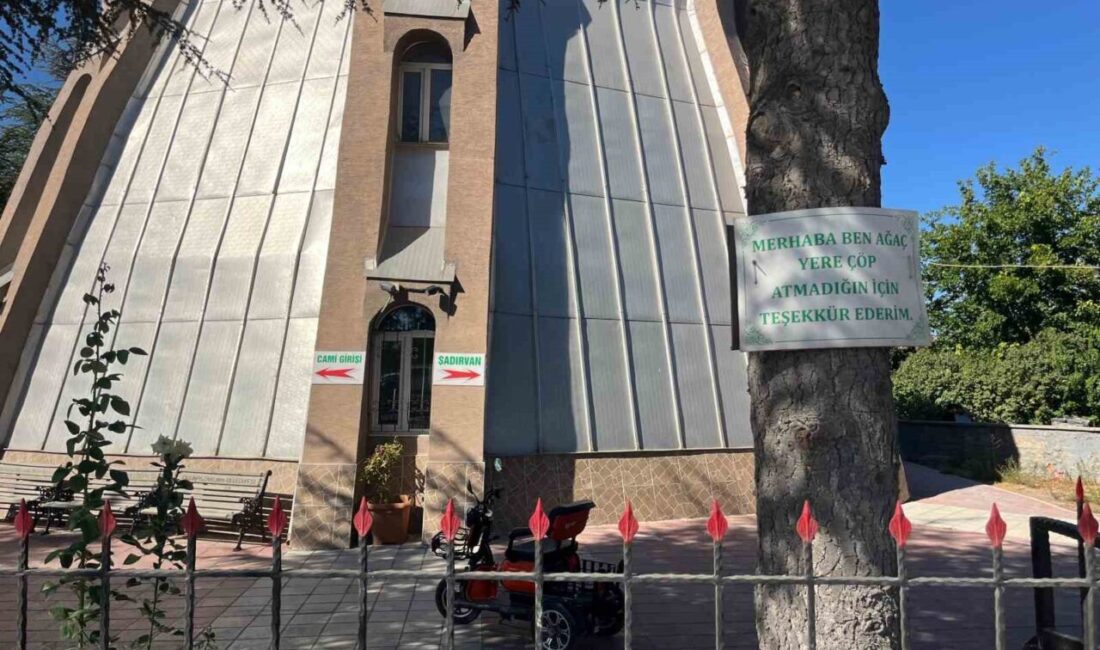 Eskişehir’deki bir cami bahçesindeki ağaçlara asılan yazılı tabelalar, çevre temizliği