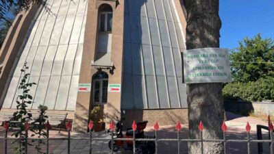 Eskişehir’deki bir cami bahçesindeki ağaçlara asılan yazılı tabelalar, çevre temizliği