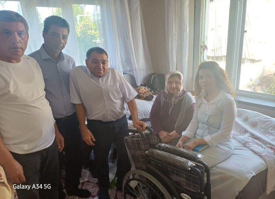 Eskişehir’de AK Parti Alpu İlçe Başkanlığı mensupları ilçedeki engelli vatandaşların