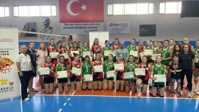 Eskişehir’de düzenlenen ANALİG Yarı Final müsabakalarında grubunu başarıyla tamamlayan kız