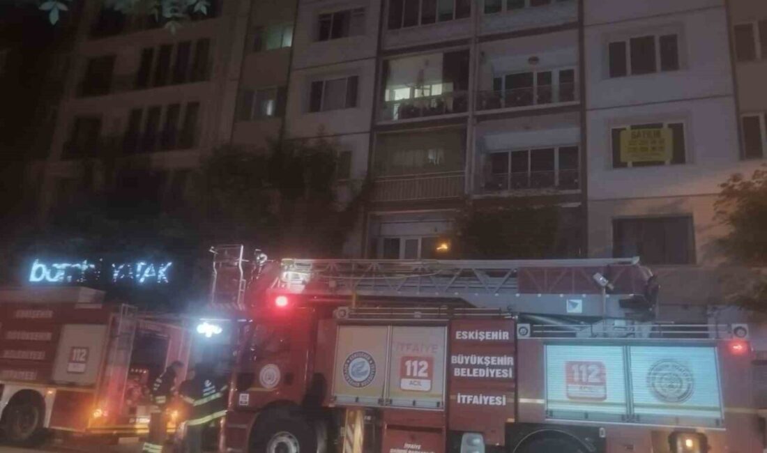 Eskişehir’de bir apartmanda gece saatlerinde çıkan ve itfaiye ekiplerince söndürülen