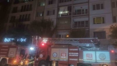 Eskişehir’de bir apartmanda gece saatlerinde çıkan ve itfaiye ekiplerince söndürülen
