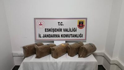 Eskişehir’de jandarma ekiplerince, bir araçta 25 kilogram bandrolsüz ve hologramsız
