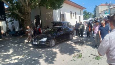 Isparta’nın Şarkikaraağaç ilçesinde asırlık çınar ağacının dalı koparak seyir halindeki