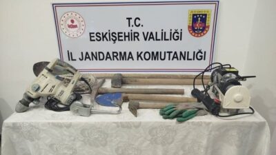 Eskişehir’de jandarma ekiplerinin çalışmaları sonucunda, bababasına ait bahçede kaçak kazı