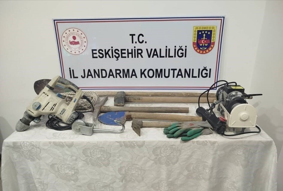 Eskişehir’de jandarma ekiplerinin çalışmaları sonucunda, bababasına ait bahçede kaçak kazı