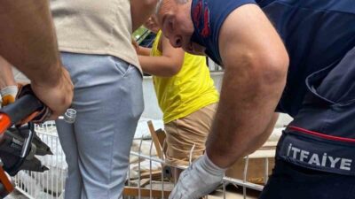 Isparta’da apartman girişindeki demir korkulukların üzerinden atlamak isteyen çocuğun bacağına