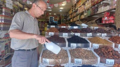 Kuru yemişlerin sağlığa yararlarından bahseden satıcı Recai Polat, alım gücünün