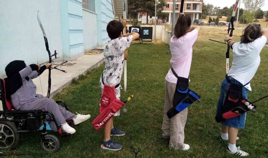 Bahçelievler yüzme havuzu bahçesinde okçuluk rüzgarı Bilecik Gençlik ve Spor İl Müdürlüğü tarafından yaz okulları kapsamında