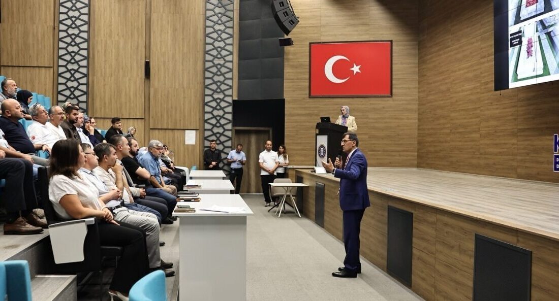 Başkan Kahveci: “Şehitlerimizin bize bıraktığı en kıymetli emanet aileleridir” Kütahya Belediye Başkanı Eyüp Kahveci, şehirdeki şehitliklerin peyzaj, restorasyon, bakım