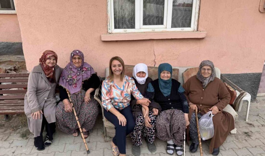 Pazaryeri Belediye Başkanı Zekiye Tekin, ilçedeki kadınları evlerinde ziyaret ederek,