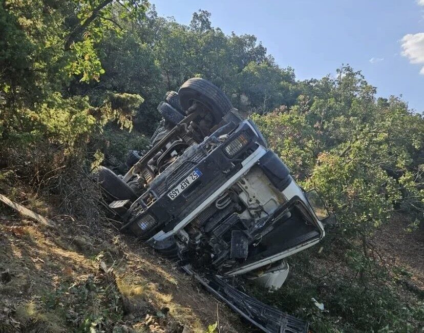 Eskişehir’de şarampole yuvarlanan beton mikserinde sıkışan yaralı, AFAD ekipleri tarafından