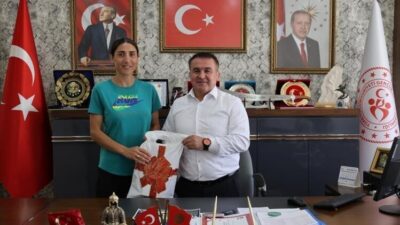 Türkiye Şampiyonu olan Bilecikli milli sporcu Sebahat Demir, antrenörü Medeni