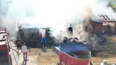 Bilecik’te meydana gelen samanlık yangınında alevlere müdahale eden bir kişi