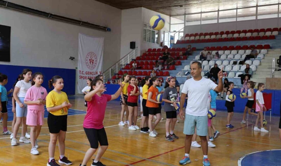 Bilecik Atatürk Spor Salonu’nda, GSB Yaz Spor Okulları kapsamında düzenlenen