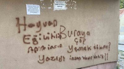 Eskişehir’de bir binanın duvarına, çöp ve yemek dökülmemesi ile ilgili