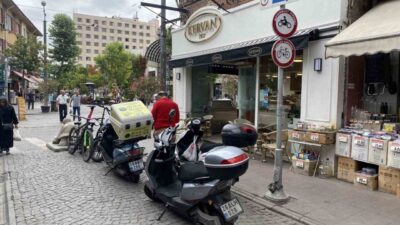 Eskişehir’de kent merkezindeki bir ara sokakta bazı duyarsız sürücülerin ’Motosiklet