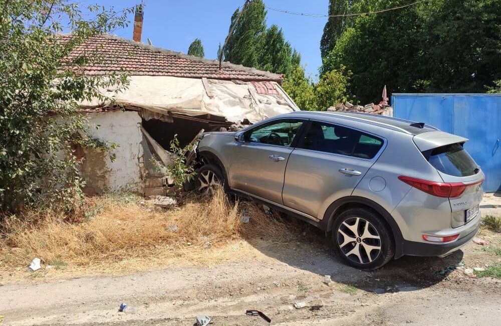 Eskişehir’de bir araçla çarpışan otomobilin savrularak müstakil eve girdiği trafik