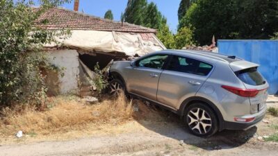 Eskişehir’de bir araçla çarpışan otomobilin savrularak müstakil eve girdiği trafik