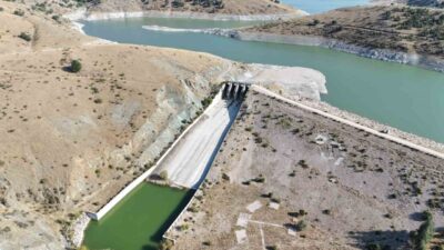 Eskişehir’de hacmi oldukça azalan Çatören Barajı’n gövdesine yakın noktada suyun