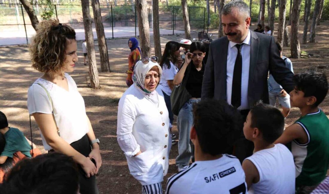 Çocuk Hizmetleri Genel Müdürü Ayşegül Yıldırım Kara, çocuklarla piknikte bir