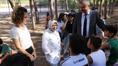 Çocuk Hizmetleri Genel Müdürü Ayşegül Yıldırım Kara, çocuklarla piknikte bir