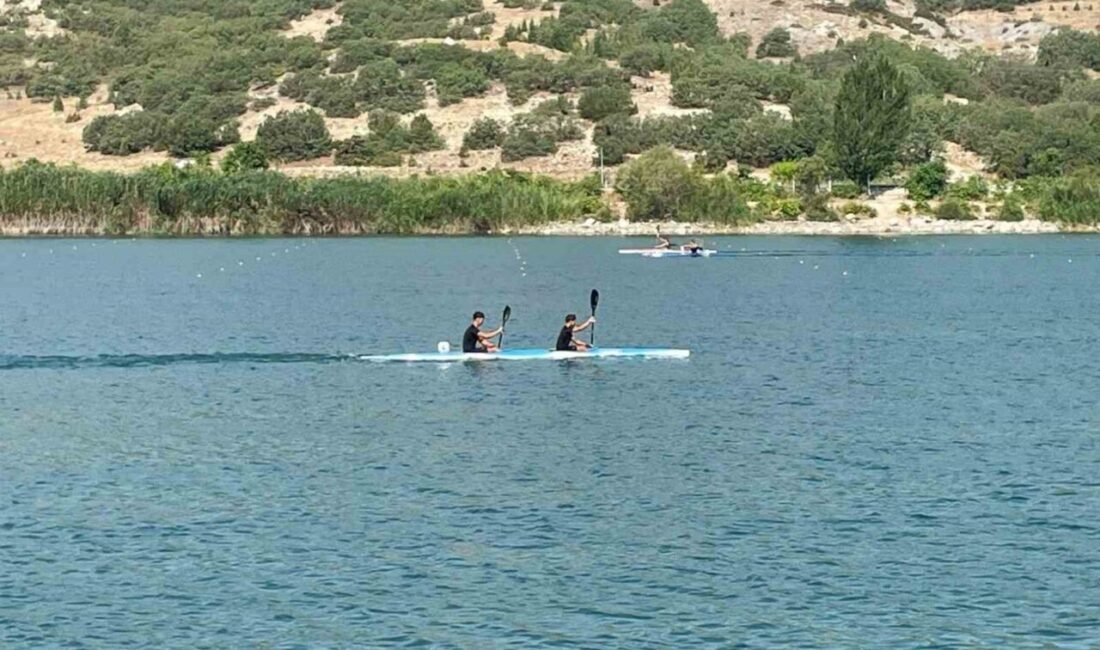 Eskişehir’de düzenlenen ’Durgunsu Kano Türkiye Şampiyonası’na 15 ilden 28 kulüp