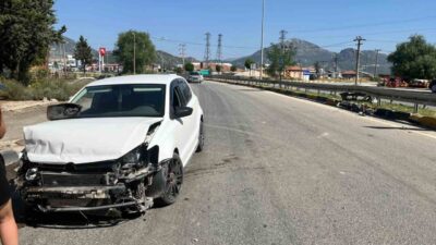 Isparta’nın Eğirdir ilçesinde sürücüsünün virajı alamaması sonucu kontrolden çıkarak bariyere