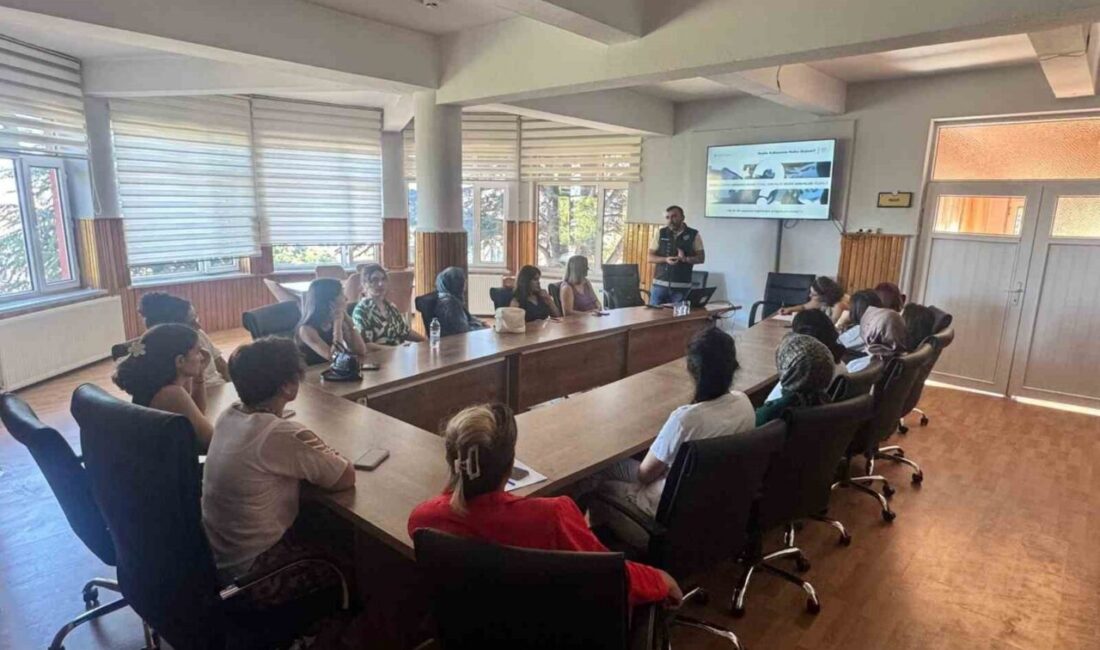 Eskişehir’de ’En İyi Narkotik Polisi Anne’ projesi çerçevesinde bir eğitim