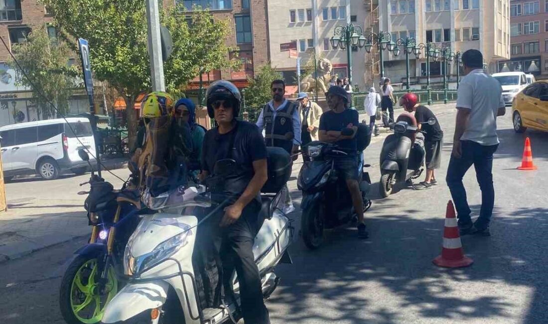Eskişehir’de motosiklet sürücülerine yönelik denetim yapıldı. Şehir merkezinde sayıları her