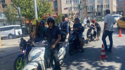 Eskişehir’de motosiklet sürücülerine yönelik denetim yapıldı. Şehir merkezinde sayıları her