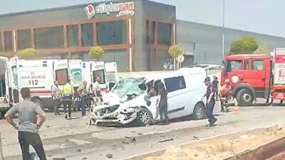 Eskişehir’de tıra arkadan çarpan panelvan araçta bulunan 3 kişi yaralanırken,