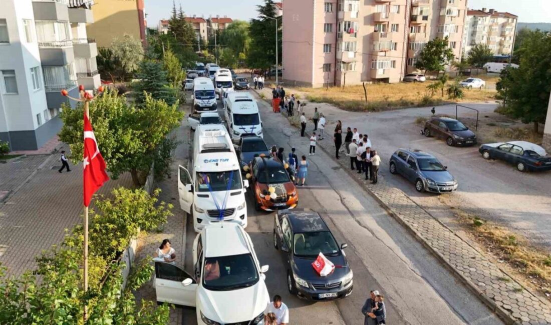 Eskişehir’de servis araçlarından renkli düğün konvoyu Eskişehir’de bir sünnet düğününde servis araçlarıyla oluşturulan konvoy renkli görüntüler
