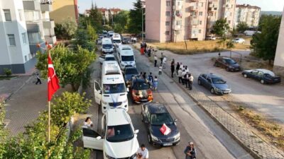 Eskişehir’de bir sünnet düğününde servis araçlarıyla oluşturulan konvoy renkli görüntüler