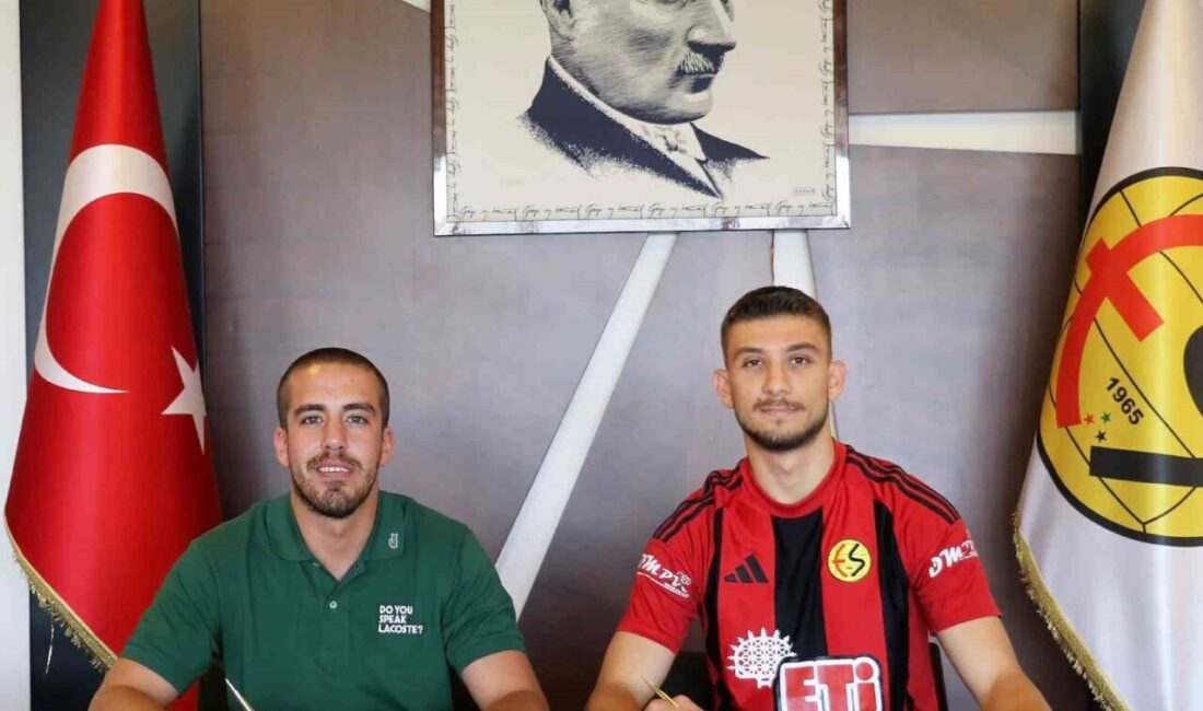 Eskişehirspor 21 yaşındaki stoper oyuncusu Cem Güzelbay ile anlaşma sağladı.