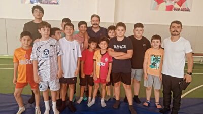 Eskişehir Gençlik ve Spor İl Müdürü Hasan Kalın, genç güreşçilerle