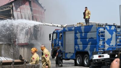 Eskişehir’de Geri Dönüşümcüler Sitesi’nde çıkan büyük yangının söndürülmesinin ardından soğutma