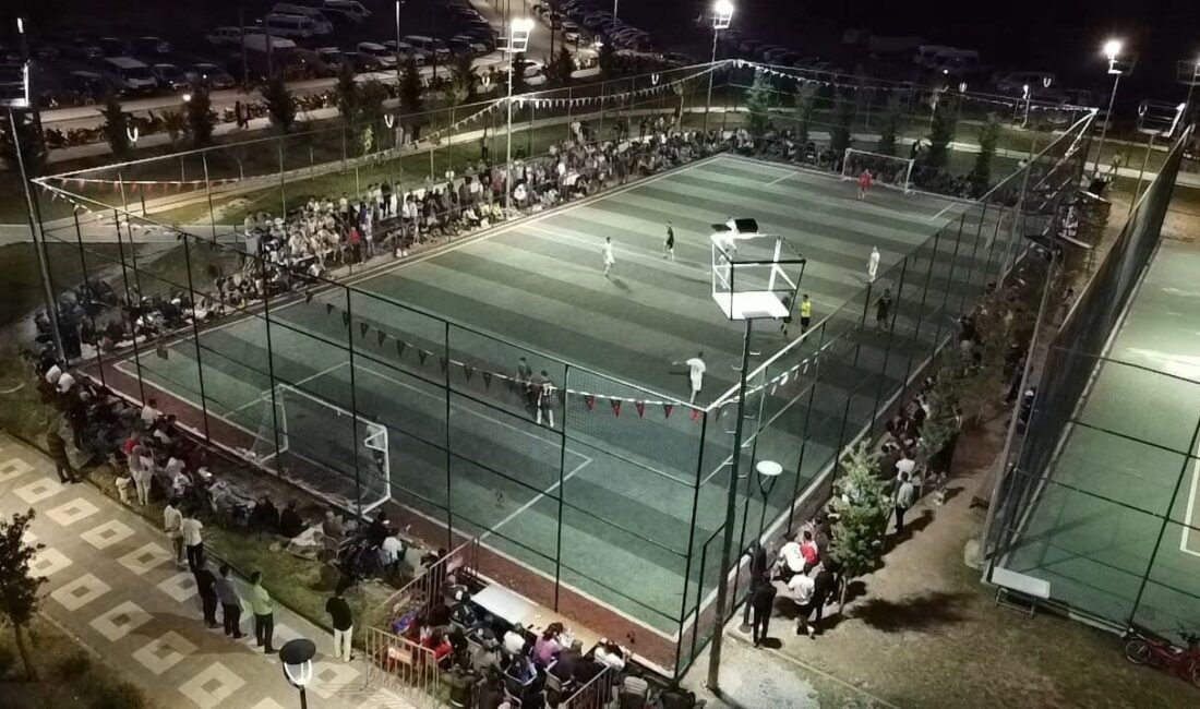 Afyonkarahisar’da düzenlenen Zafer Kupası futbol müsabakaları sırasında hakemin kararlarına tepki