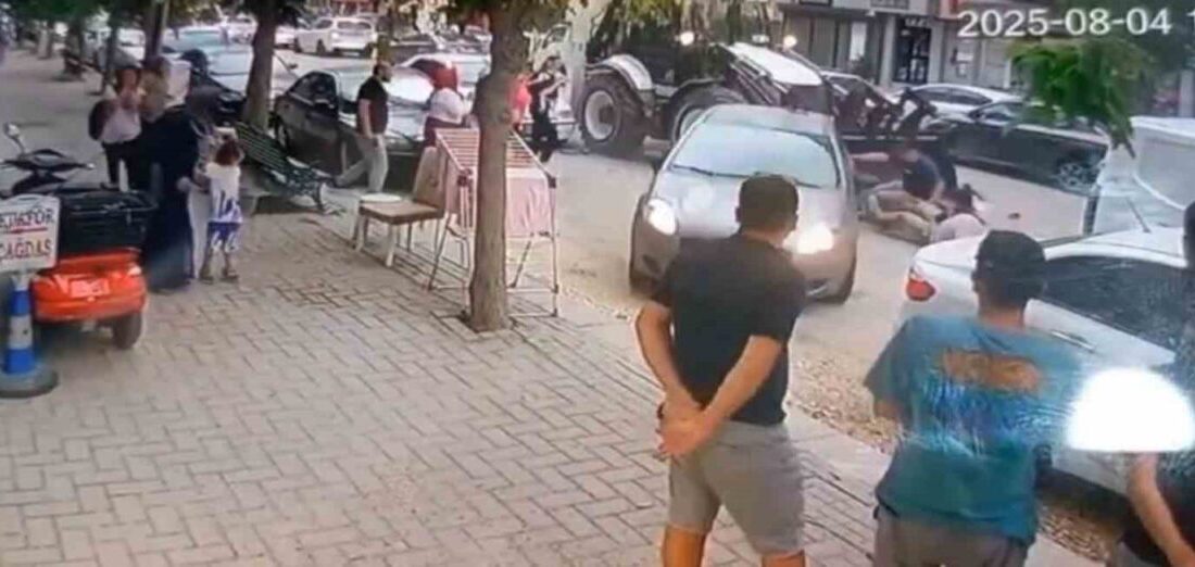 İş makinesi operatörü 5 araca çarptı, kepçesine aldığı 2 yaya yaralandı Eskişehir’de çarptığı 2 yayayı kepçeye alan ve 5 araca çarpan