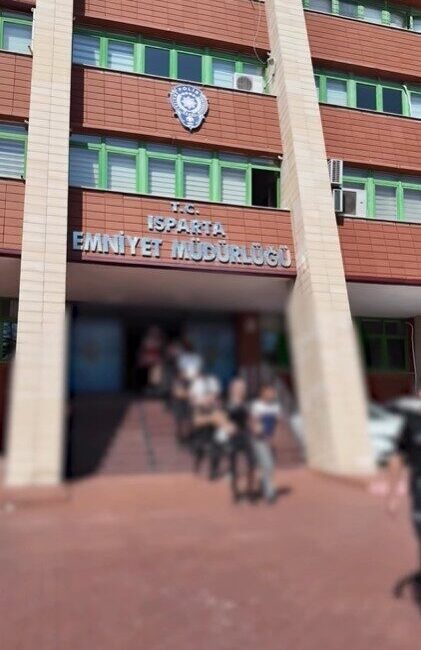 Mersin’de ev alma vaadiyle dolandırılan vatandaşın şüphelileri Isparta’da yakalandı. 8