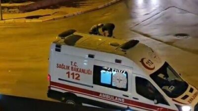Isparta’nın Davraz Mahallesi’nde yaşlı bir pazarcının arabasından düşen meyveler, çevredekilerin