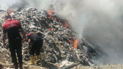 Isparta’nın Yalvaç ilçesinde çöplükte çıkan yangın, rüzgarın etkisiyle çevredeki araziye