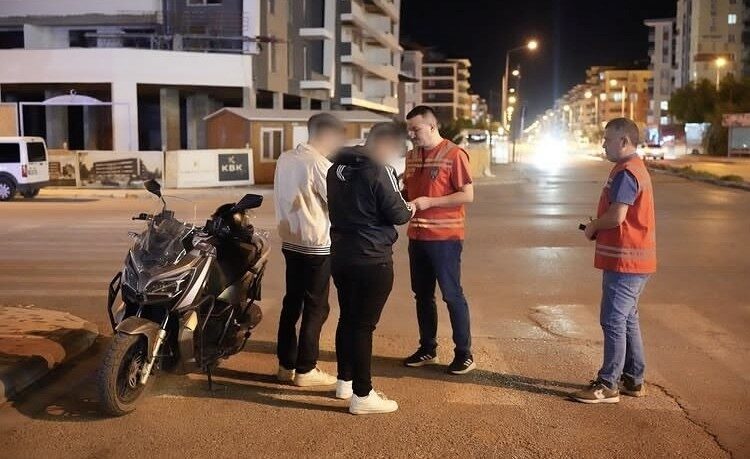 Isparta’da polis ekiplerince yapılan denetimde 84 araç kontrol edildi, kural