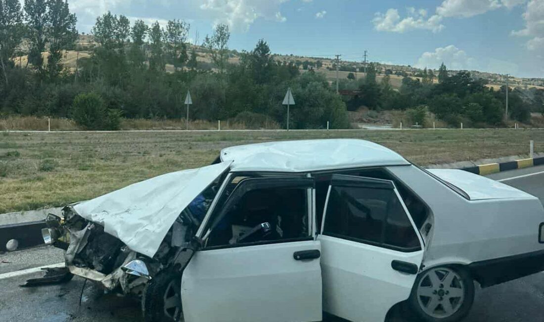 Isparta’nın Şarkikaraağaç ilçesinde iki otomobilin çarpışması sonucu meydana gelen trafik