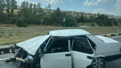 Isparta’nın Şarkikaraağaç ilçesinde iki otomobilin çarpışması sonucu meydana gelen trafik